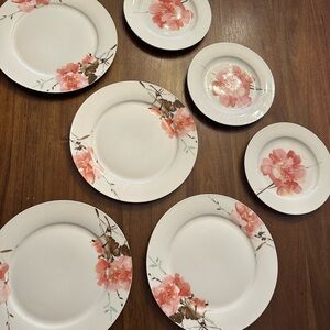 Floral Design Pattern Dinner Plates Set